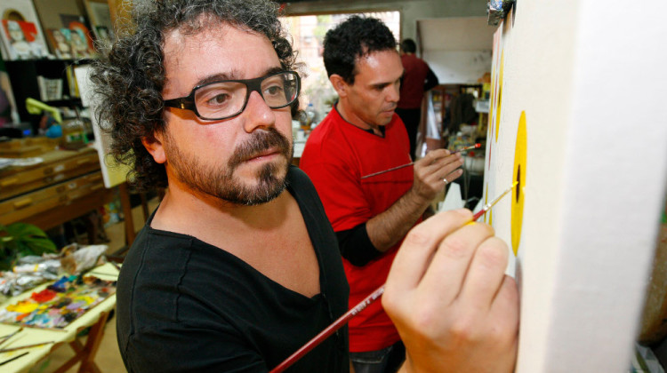 Els artistes Toni Flores i Lluís Vergés en el procés creatiu de l'obra