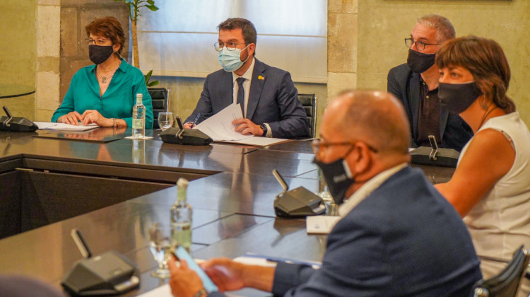 Francina Alsina i Pere Aragonès durant una reunió entre el Govern i la Taula. Generalitat de Catalunya