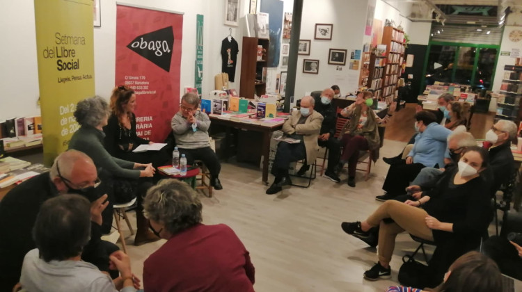 Assistents al debat sobre educació inclusiva, celebrat a la llibreria Obaga. Social.cat