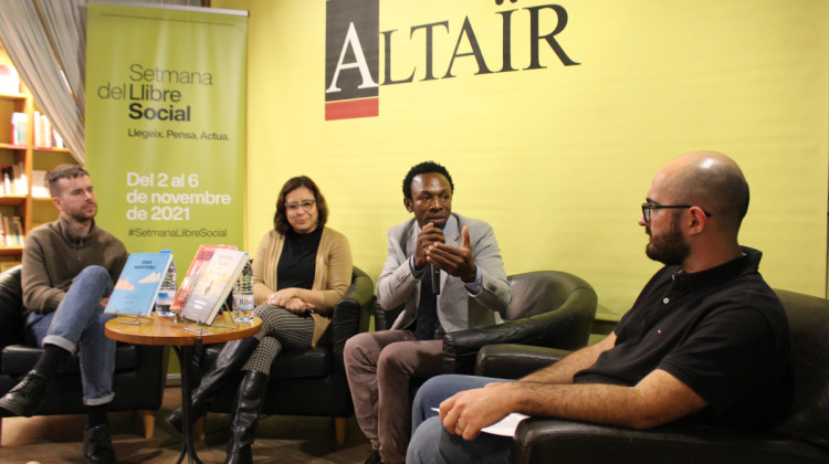 Els autors Yeray S. Iborra, Eileen Truax, i Ouman Umar debaten sobre migracions amb el moderador Augusto Magaña a la llibreria Altaïr. Social.cat