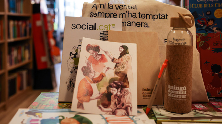 Les ponents es van endur aquesta bossa amb uns quants detallets regalats pel Social.cat i Arrels Fundació. Jordi Borràs