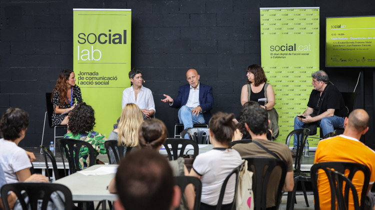 Clara Congost, periodista del Social.cat, modera una taula amb Anna Aurich, Joan Francesc Cànovas, Eli Borreda i Francesc Viadel. Jordi Borràs