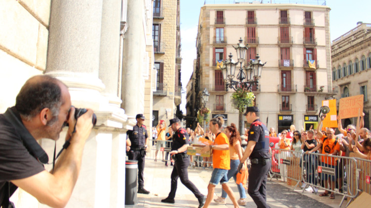 Dos integrants de la Plataforma La Carpa Social de Girona han accedit al Palau de la Generalitat per traslladar els seus reclams al Govern de la Generalitat. Anna Adrià