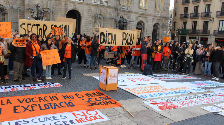 Les treballadores s'han concentrat a les portes de la Generalitat, a plaça Sant Jaume. Silvia Rodríguez
