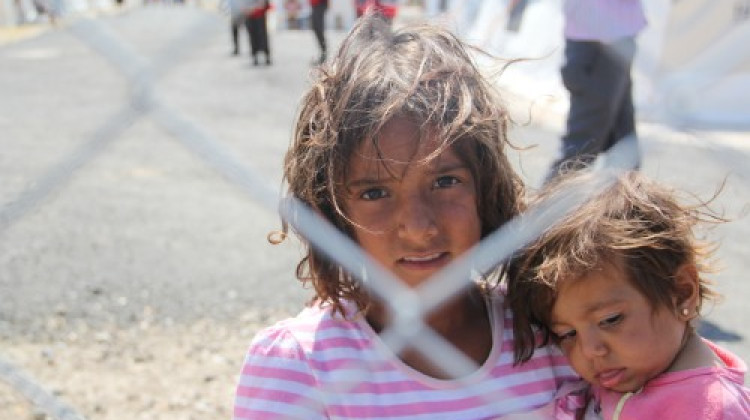 Nens sirians a la porta d’entrada del camp de refugiats de Boynuyogun, a Turquia. Allà, s’hi allotgen prop de 3.500 persones que esperen un canvi en la situació de Síria per tornar