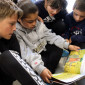 Crida a les famílies perquè reclamin més exposició a llibres i menys a pantalles als centres escolars