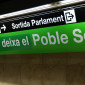 L’Aliança contra la Pobresa Energètica intervé els rètols del metro de Barcelona per denunciar “l’oligopoli energètic”