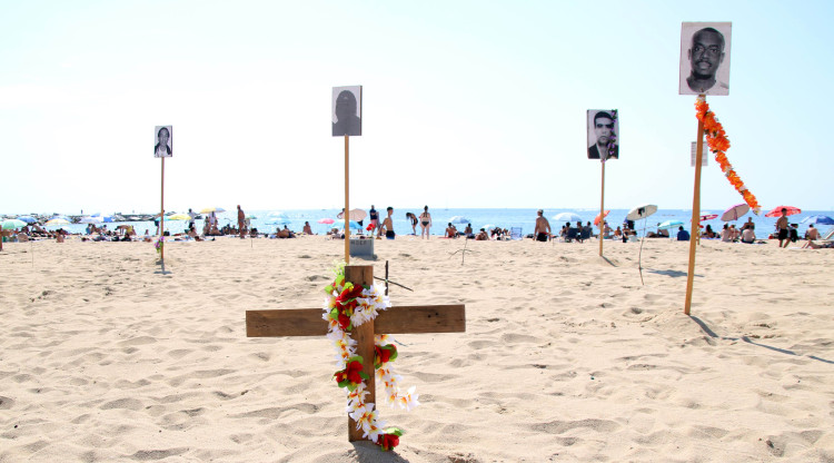 Jornada reivindicativa a la platja del Bogatell de Barcelona per denunciar les polítiques migratòries